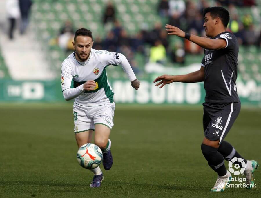 El jugador del Elche Iván Sánchez controla un balón en un partido ante el Alcorcón / LFP